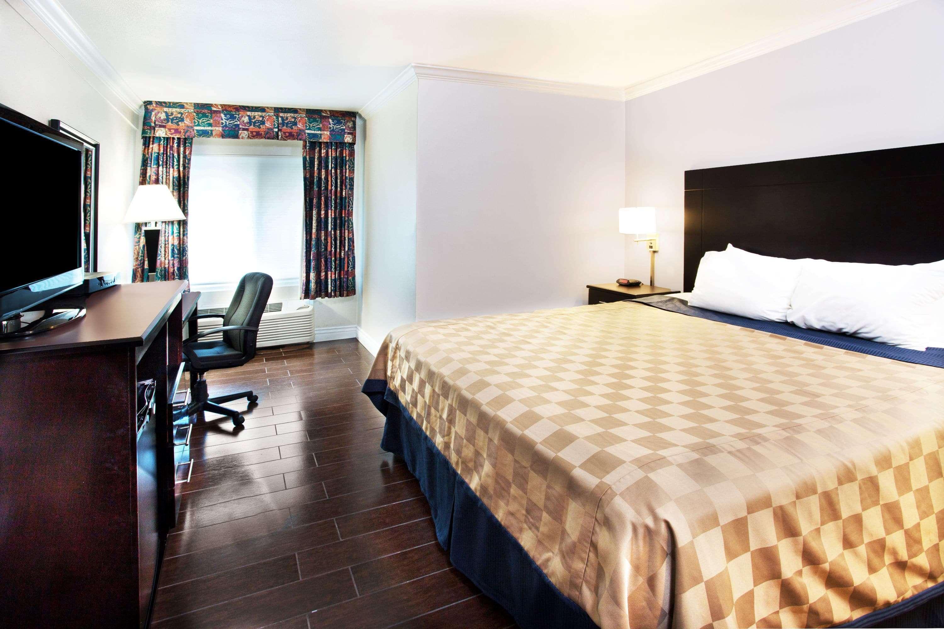 Travelodge By Wyndham Ocean Front Сансет-Бич Экстерьер фото