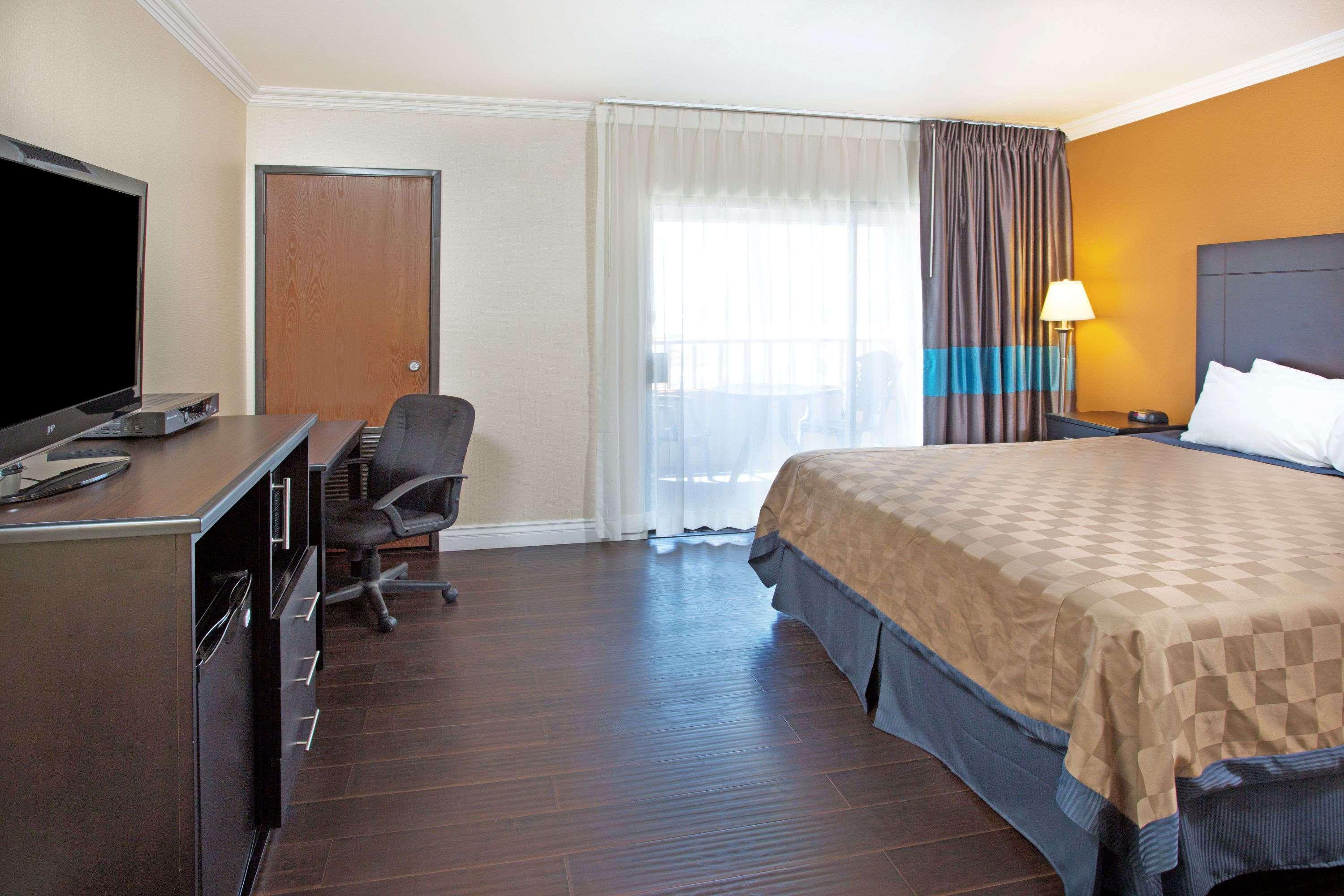 Travelodge By Wyndham Ocean Front Сансет-Бич Экстерьер фото